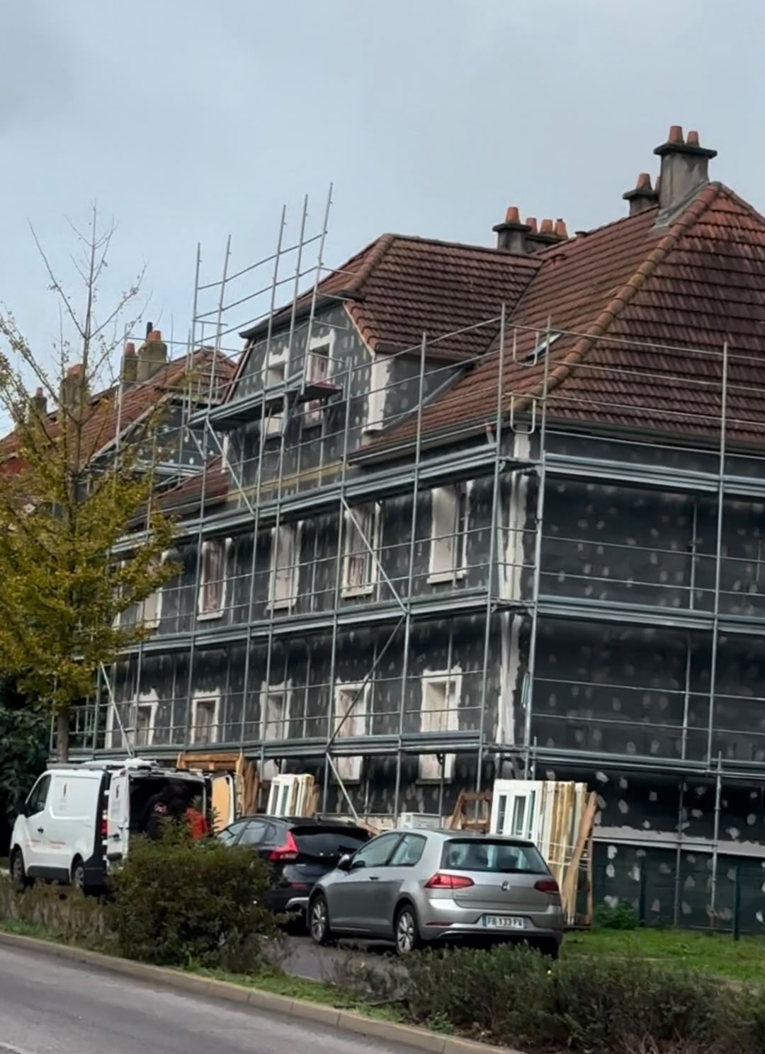 Chantier d’isolation par l’extérieur avec panneaux isolants posés et échafaudage