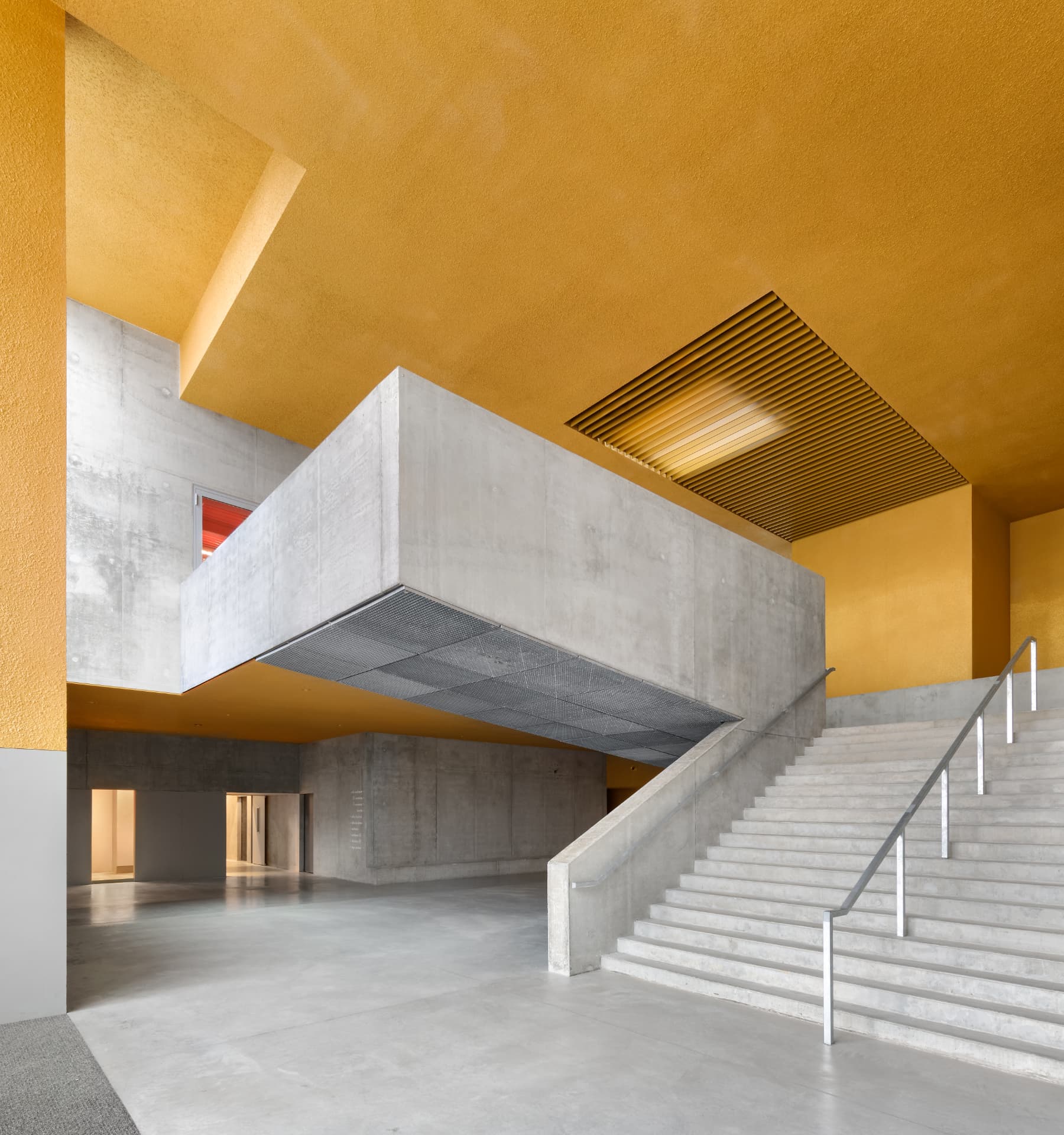 Intérieur architectural aux plafonds jaunes à Thionville